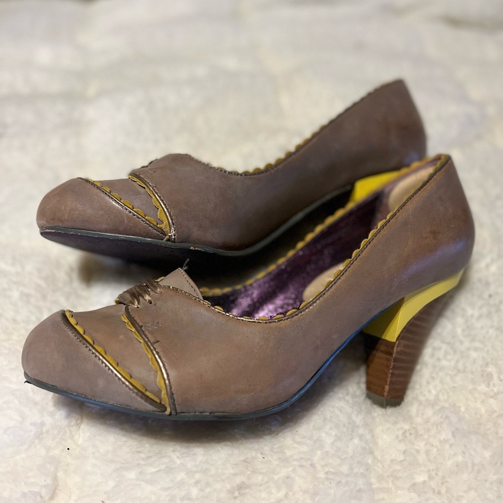 Poetic Licence Orient Express Taupe Gray Yellow leather Pump Shoes size 39 (9M)